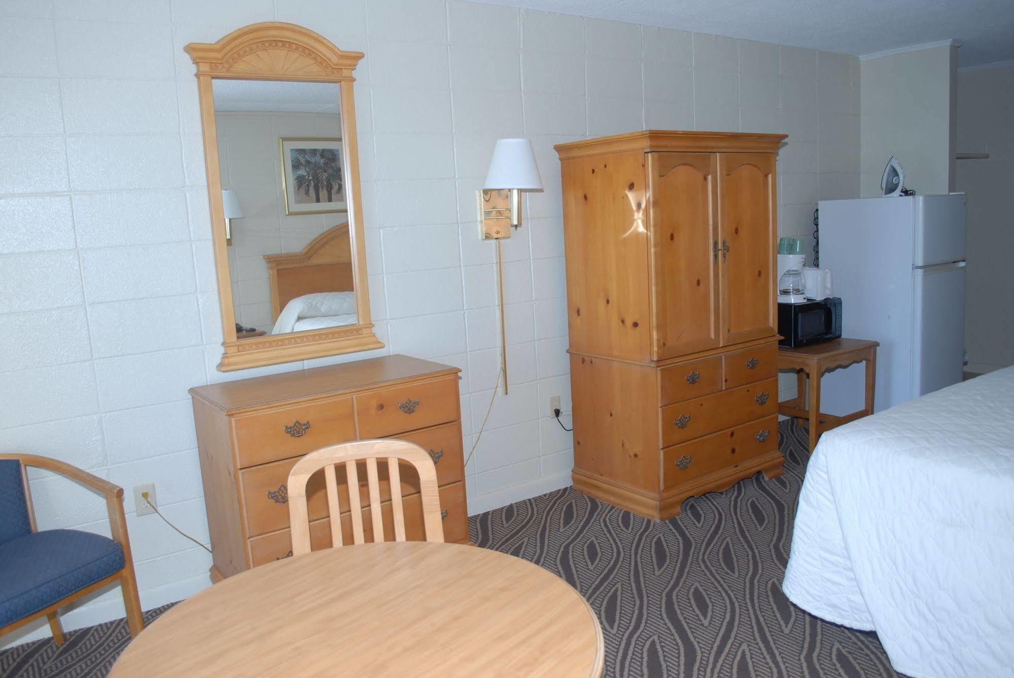 Admiral Motor Inn Миртл-Бич Экстерьер фото